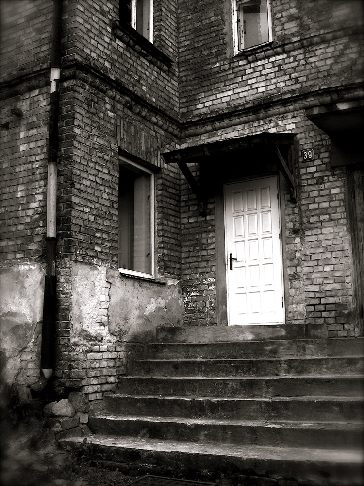 Polocko gatve 39 (white door)