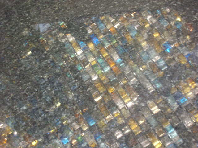 dentro il freddo marmo