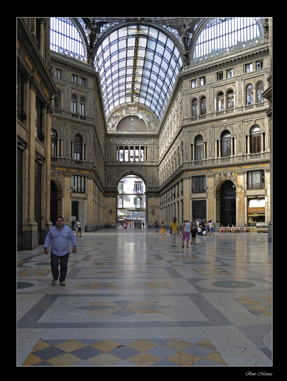 Foto street con omino ...laarg !  :-)