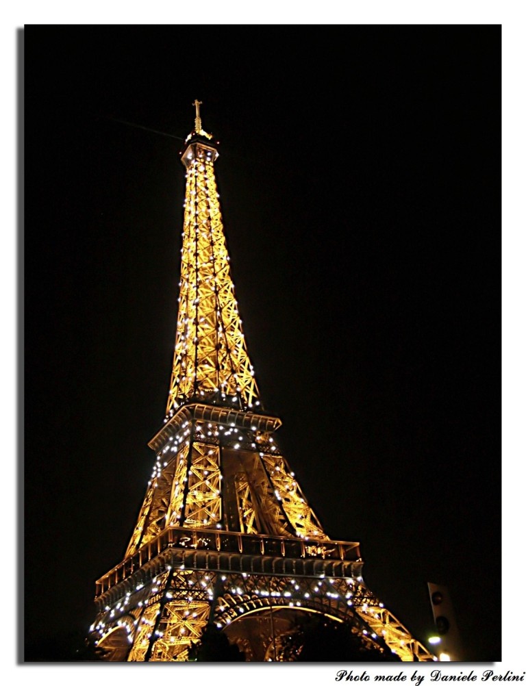 La torre Eiffel di notte
