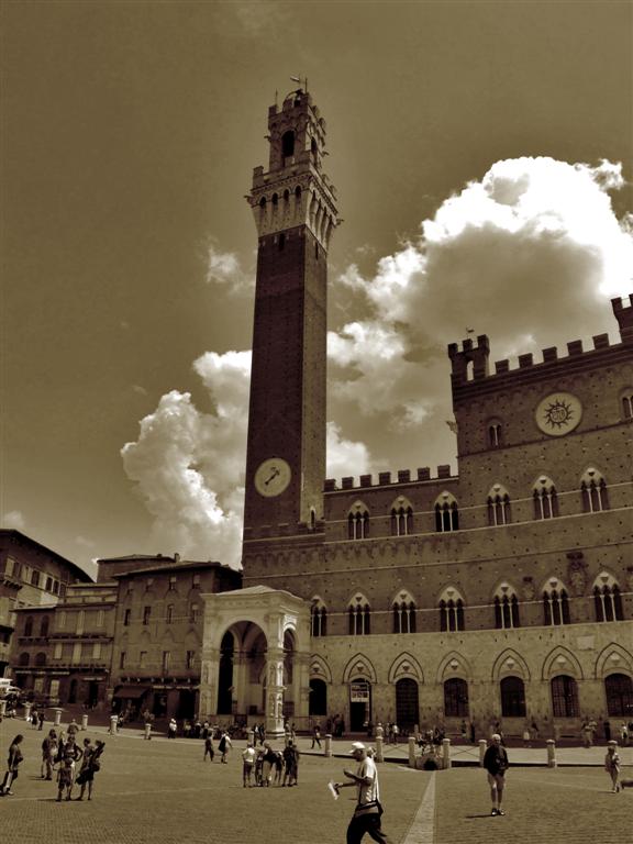 Nubi su piazza del campo