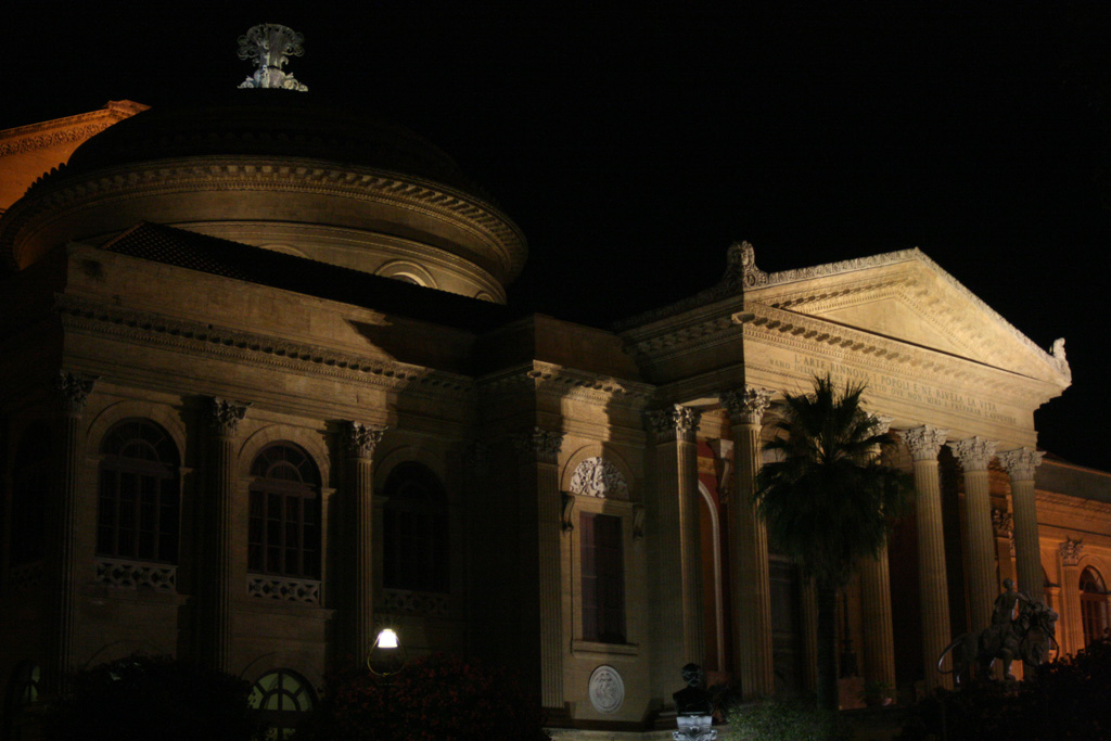 Palermo, il Teatro Massimo in notturna..