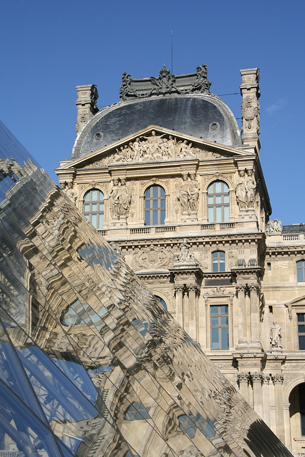 Louvre vista dalla piramide
