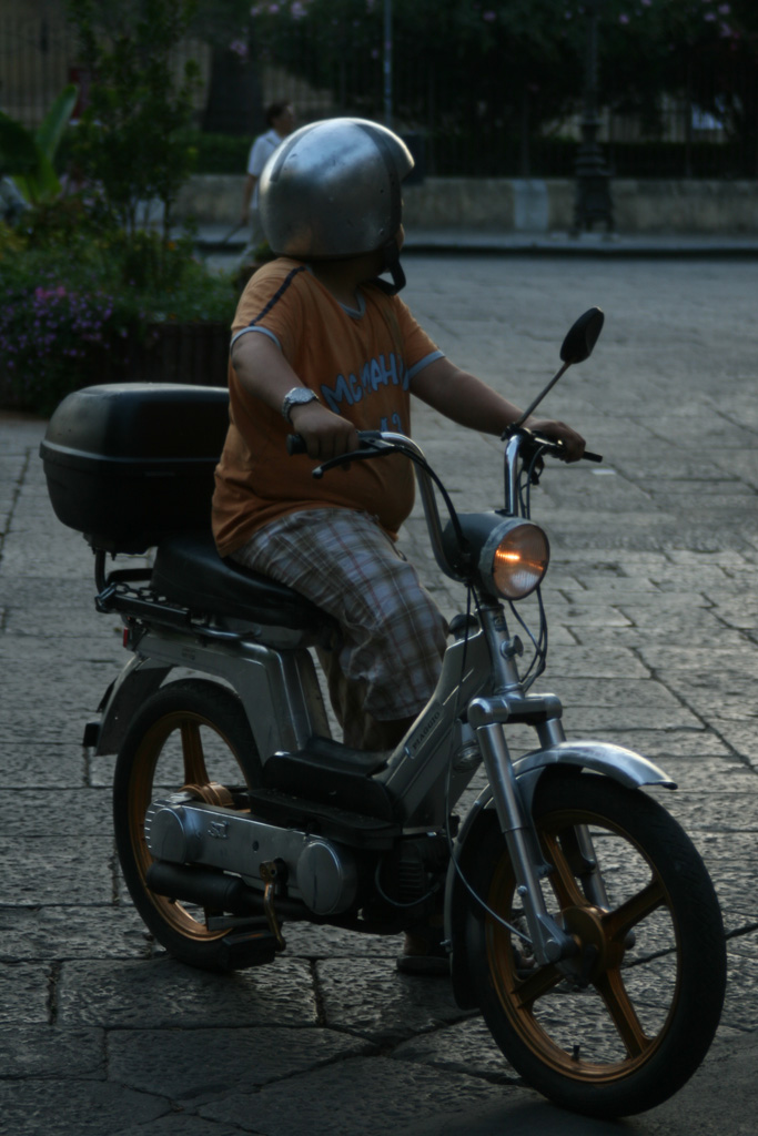 Codice stradale palermitano...