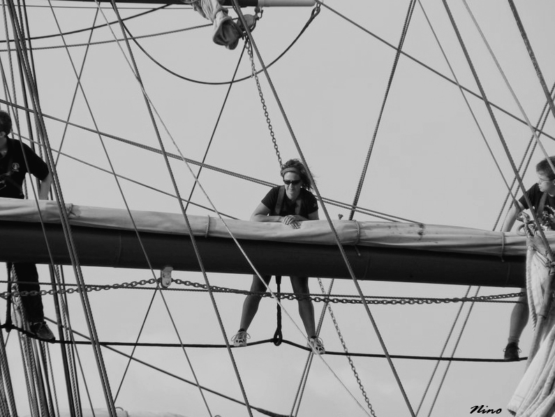 Imbrigliata tra le funi