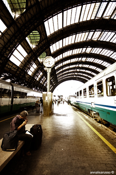 UNA SIGARETTA, ASPETTANDO ...