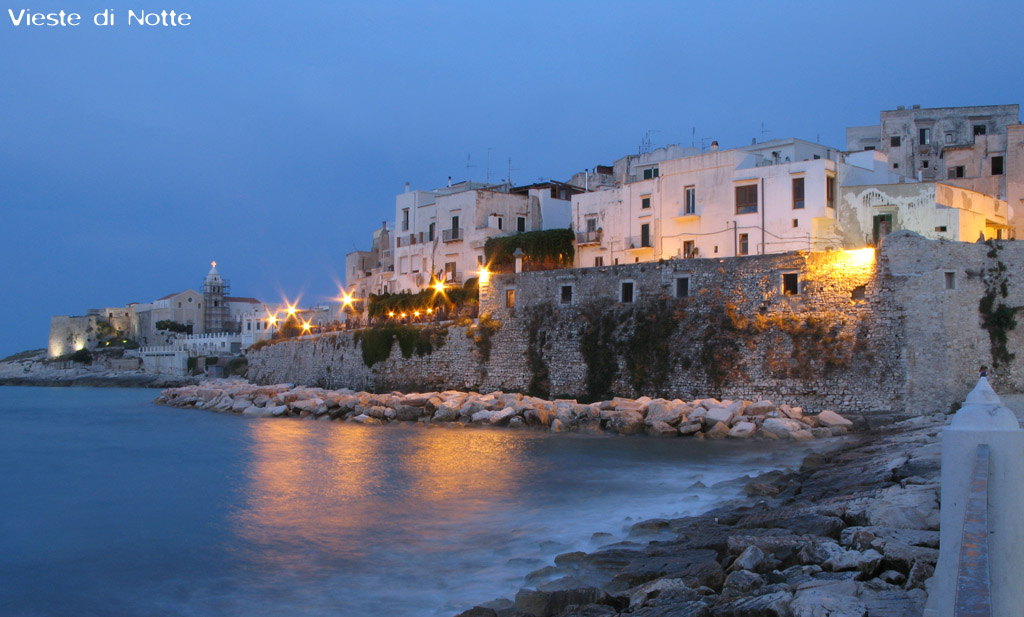Scorcio della piazza di VIESTE in notturna