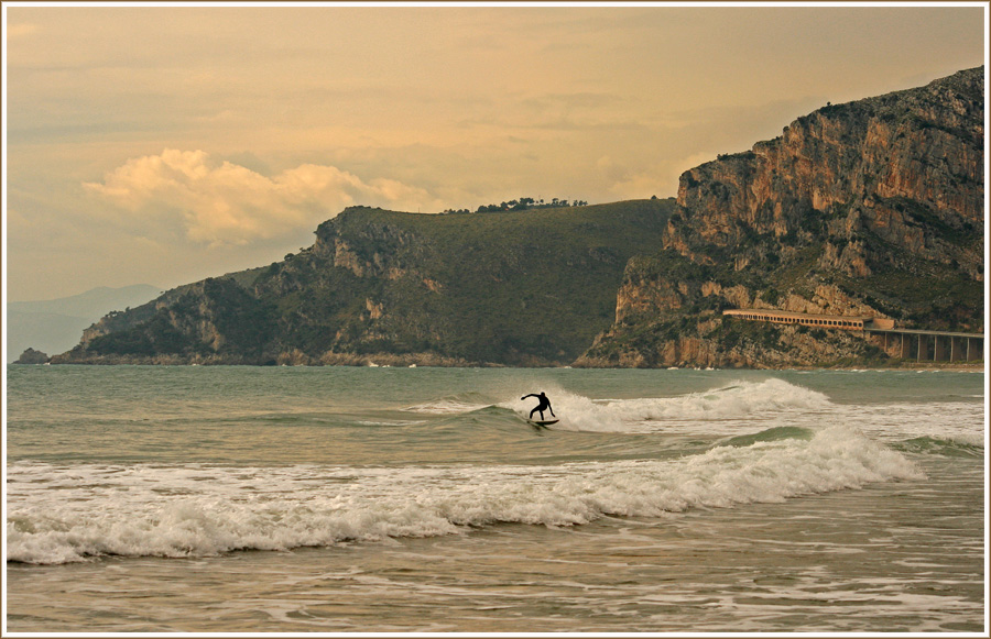 Scivolando sull'acqua al tramonto...