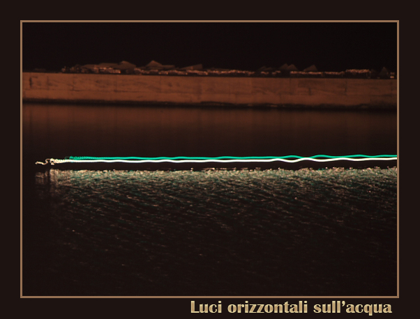 Luci orizzontali sull'acqua