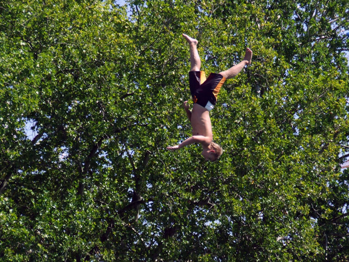 ...come puoi vivere a testa in gi�...