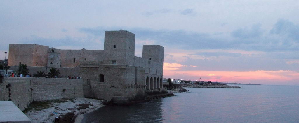 Trani fortezza al tramonto