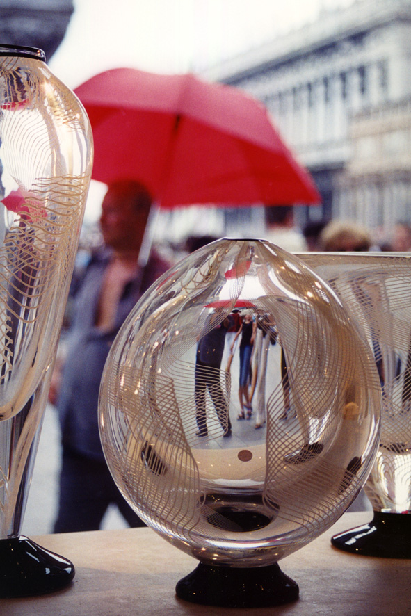Ombrellino rosso in piazza San Marco