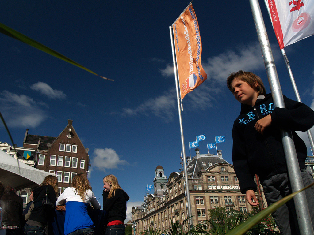 ragazzo e bandiere, Amsterdam