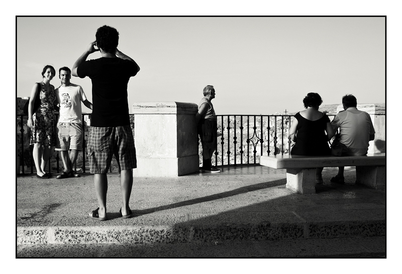 ...tre coppie all'imbrunire....