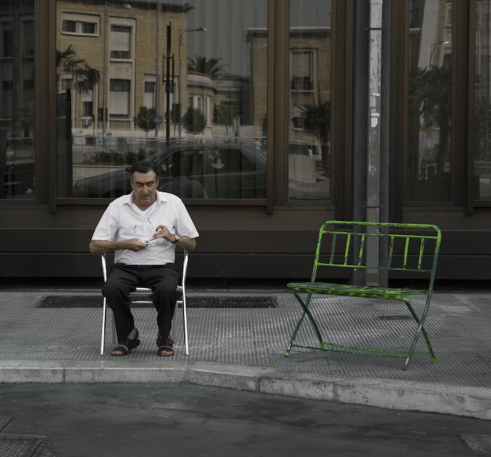 uomo e panchina verde