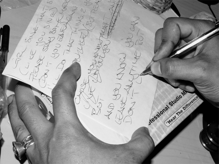 scrivendo una canzone