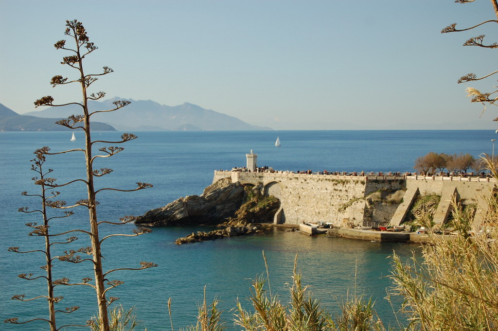 Piazza Bovio con Isola d'Elba sullo sfondo