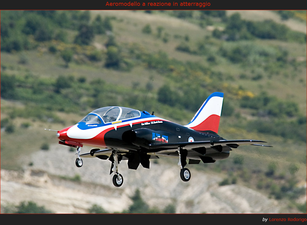Areomodello a reazione in atterraggio