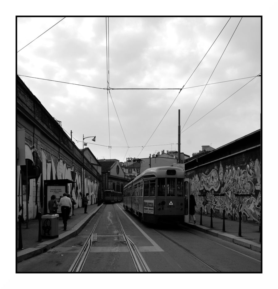 Una strada angusta e un cielo basso