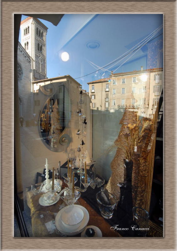 PRANZO IN PIAZZA (GUARDANDO UNA VETRINA)