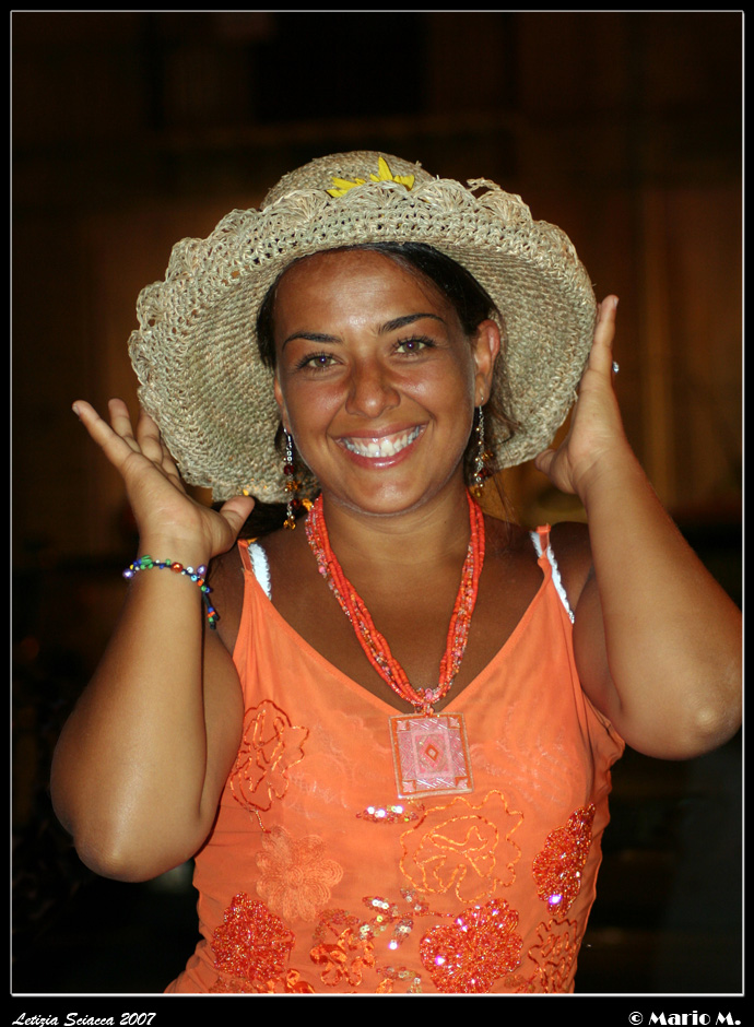 ragazza con cappello