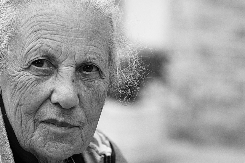 l'anziano volto di una signora di montagna