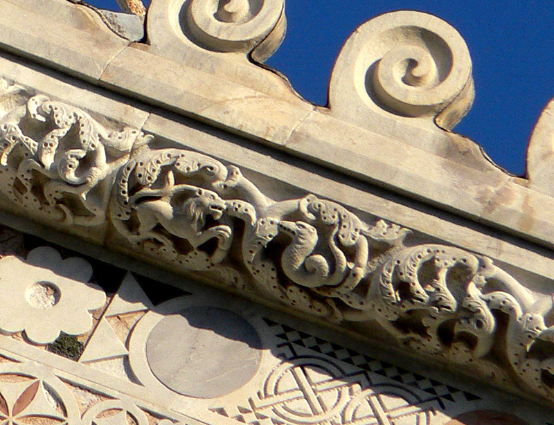 particolare della cornice terminale (crop)