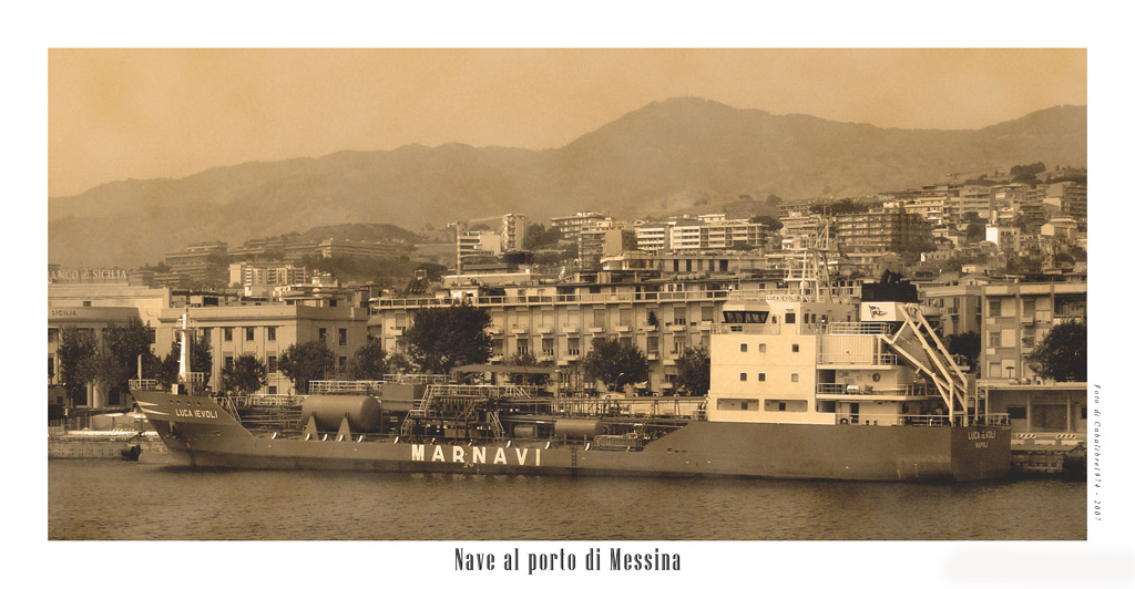 Nave al porto di Messina