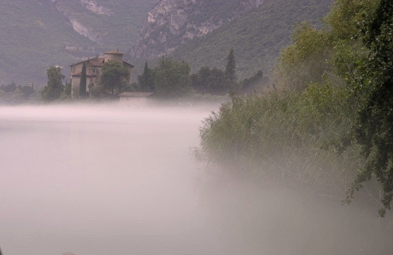 Castel Toblino nella nebbia