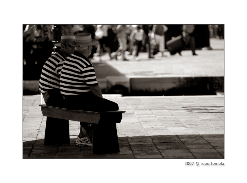 Cosa facciamo?!.. Abbassiamo il prezzo?...