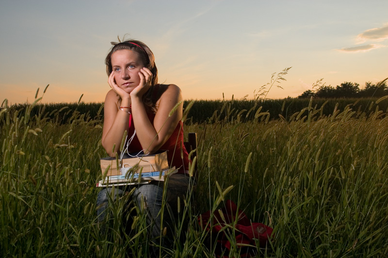 Ritratto di studentessa che si riposa ascoltando l'ipod tra un capitolo e l'altro.