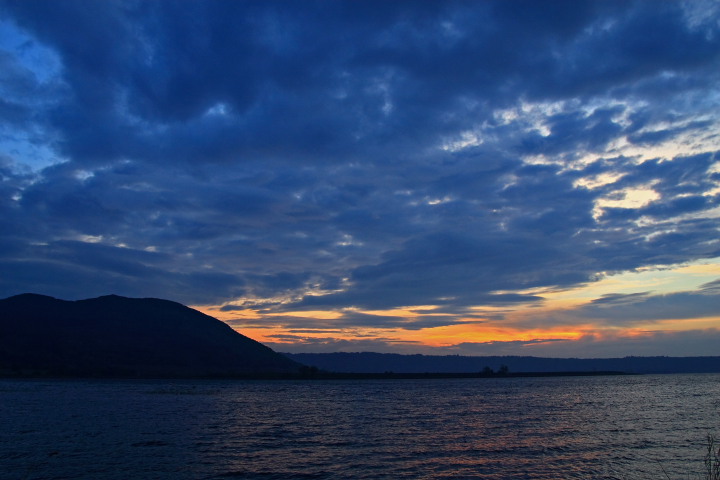 alba sul lago di vico