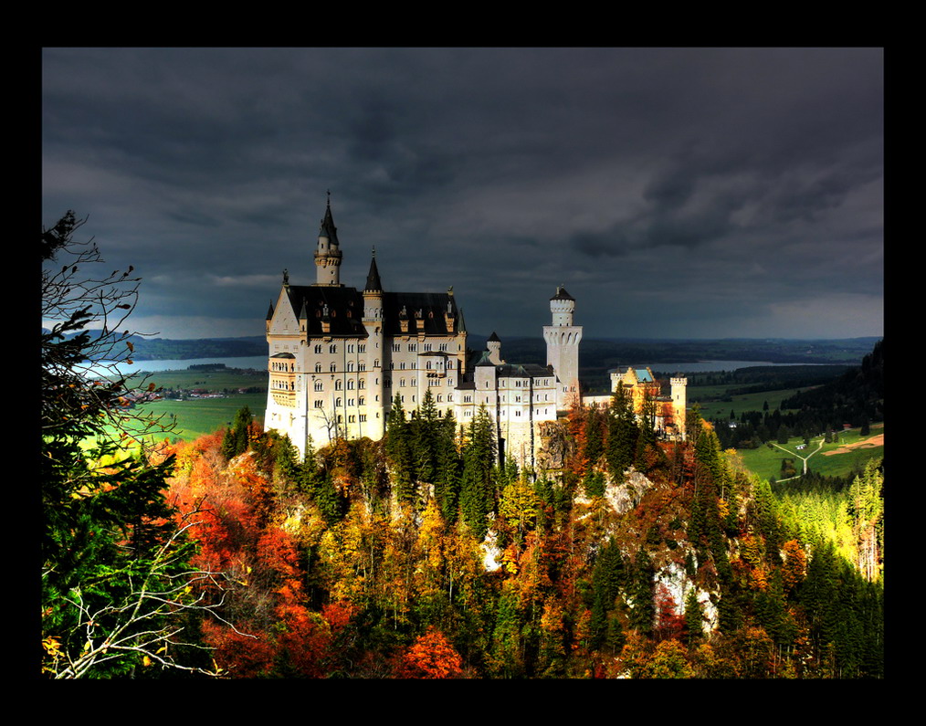 Un raggio di sole splende sulle guglie