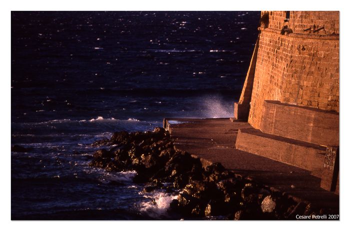 Gallipoli vecchia (lungomare) con una tesa tramontana...