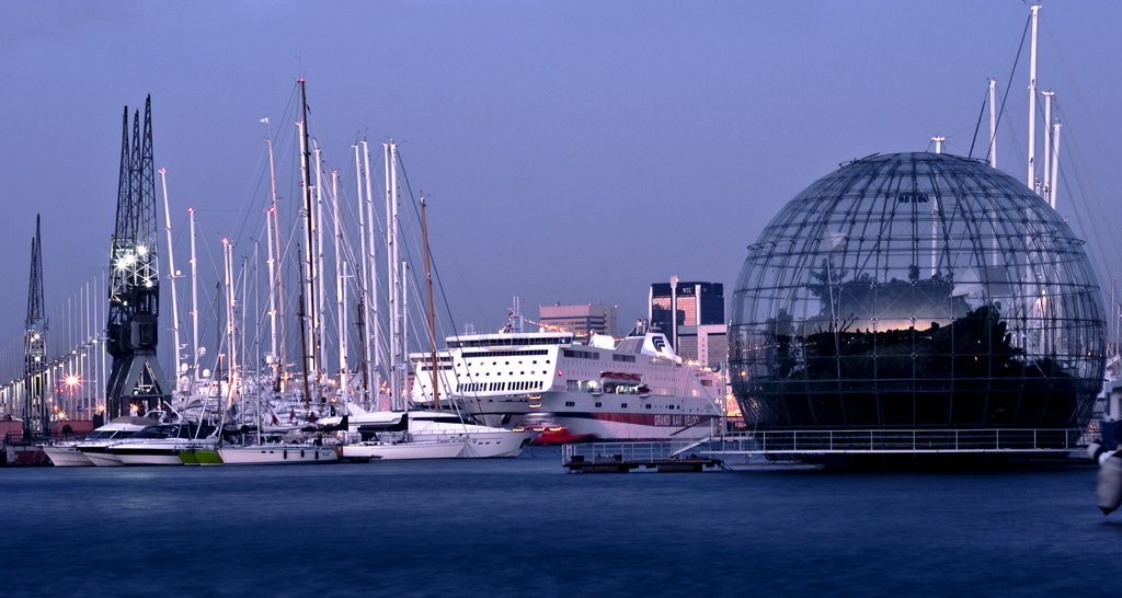 Genova porto antico alba
