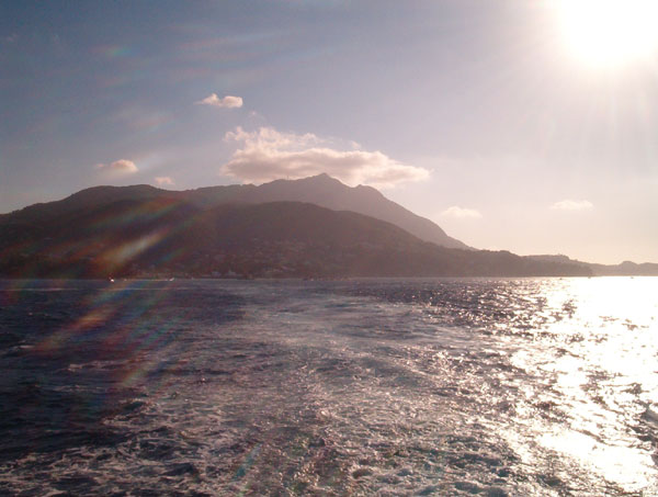 Sul traghetto in controluce