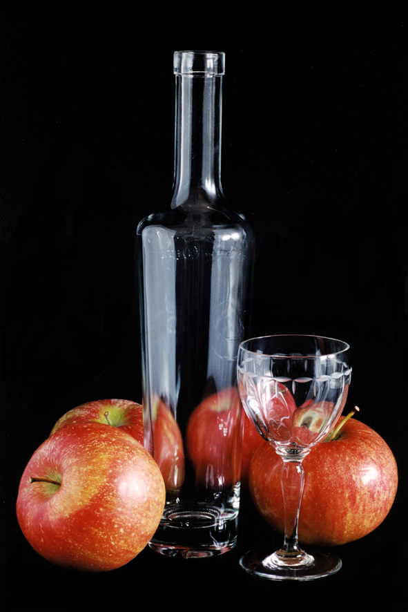 Bottiglia vuota con mele