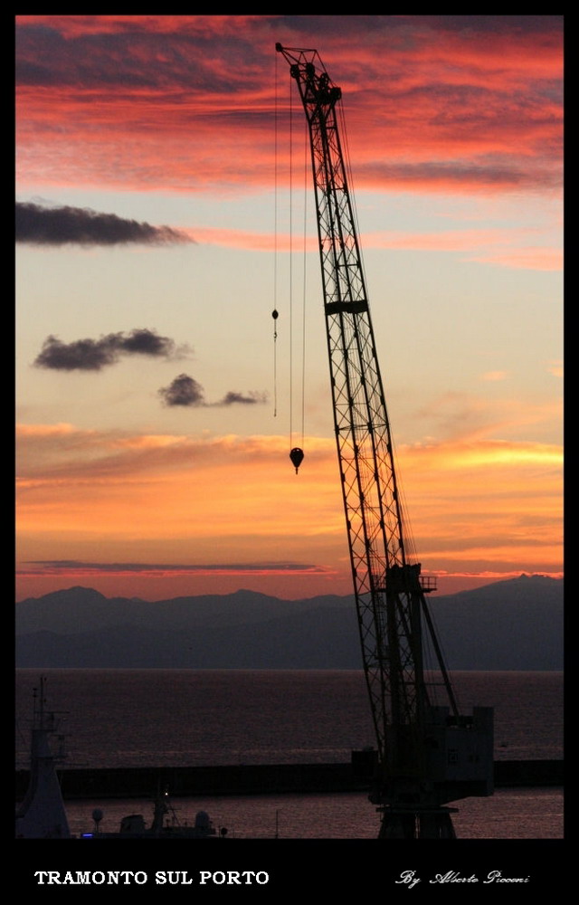 tramonto sul porto
