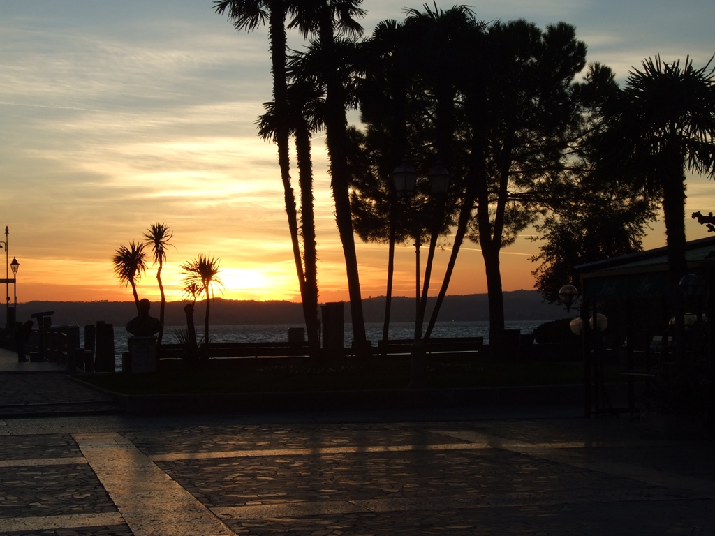 tramonto su piazzetta del lago