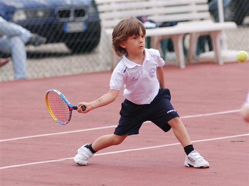 tennis :mio figlio antonio di 4 anni  e mezzo