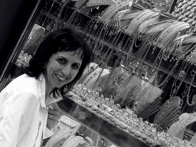 L'oro le illumina il sorriso