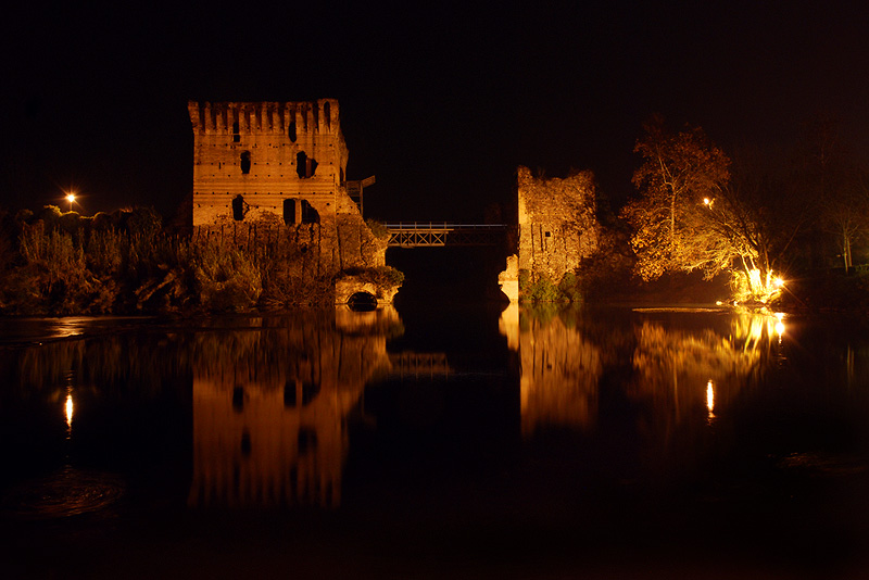 Borghetto in notturna