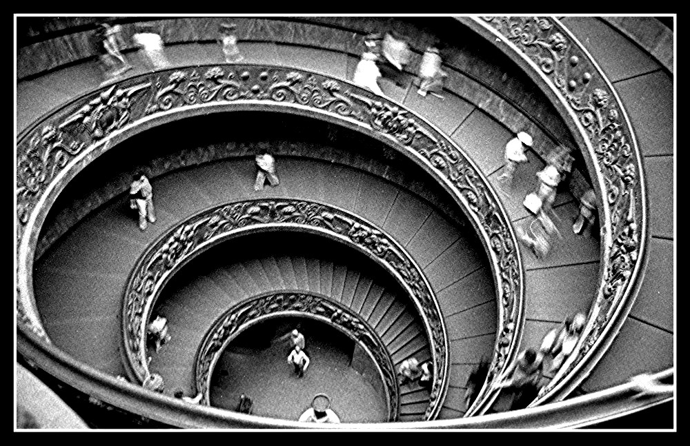 Per le scale dei Musei Vaticani