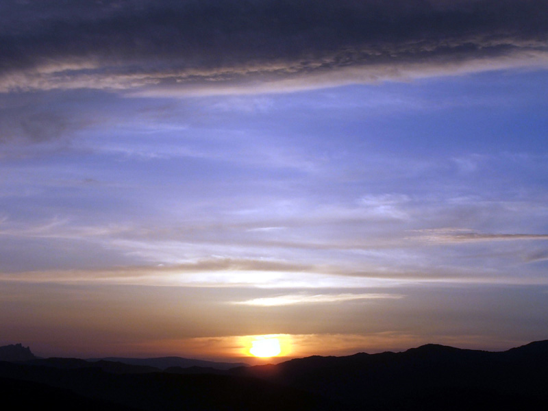 Tramonto con cielo nuvoloso