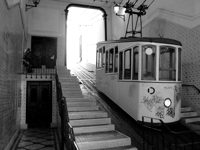 Ascensor da Bica em branco e preto