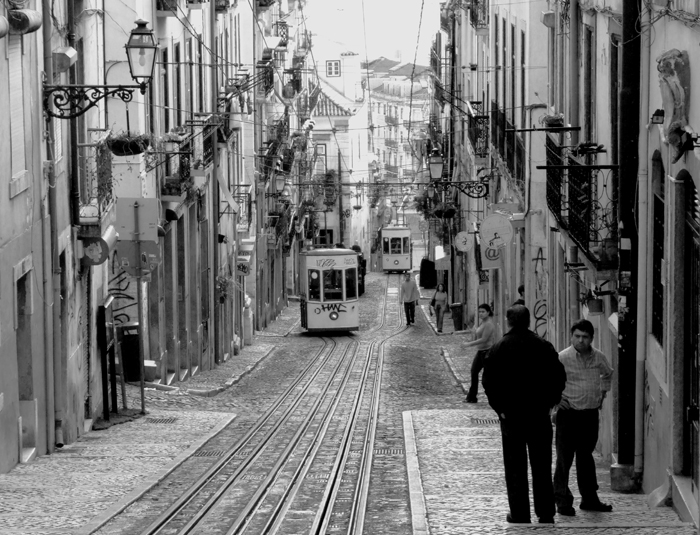 Ascensor da Bica em branco e preto