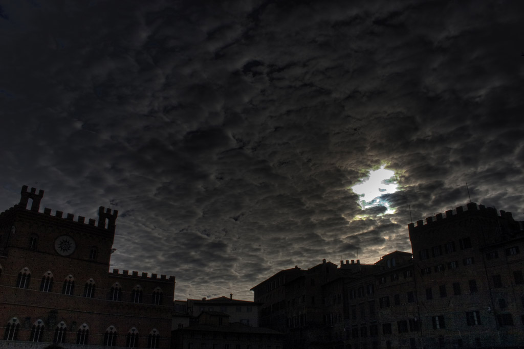Piazza del campo dark