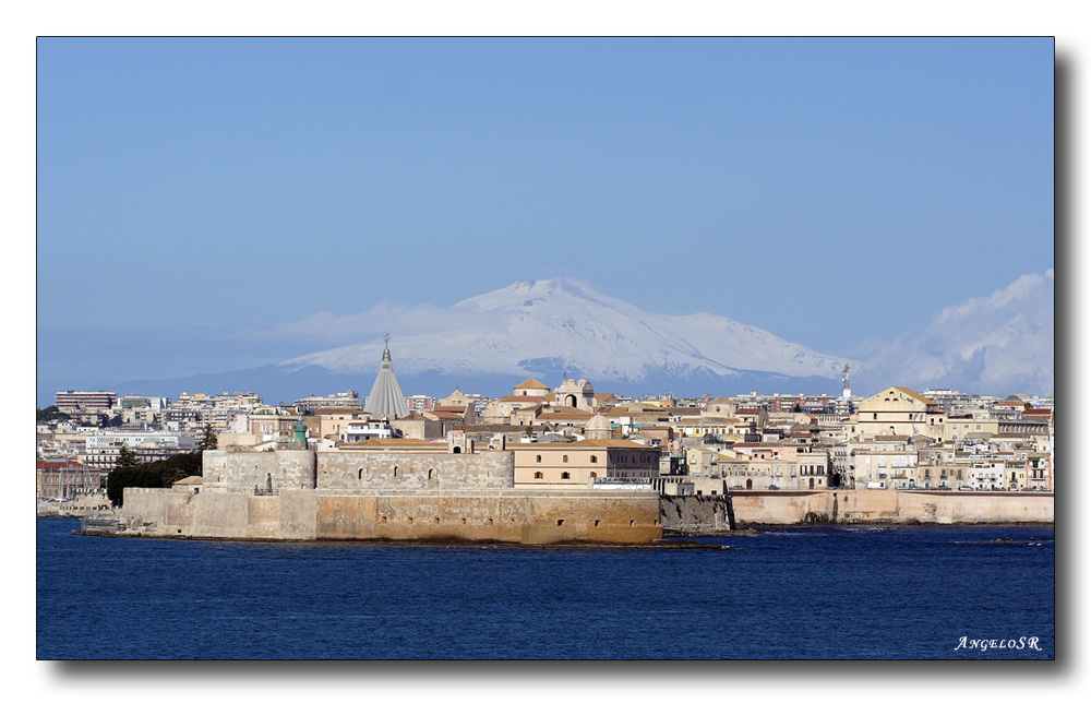 SIRACUSA.... alle spalle l'ETNA