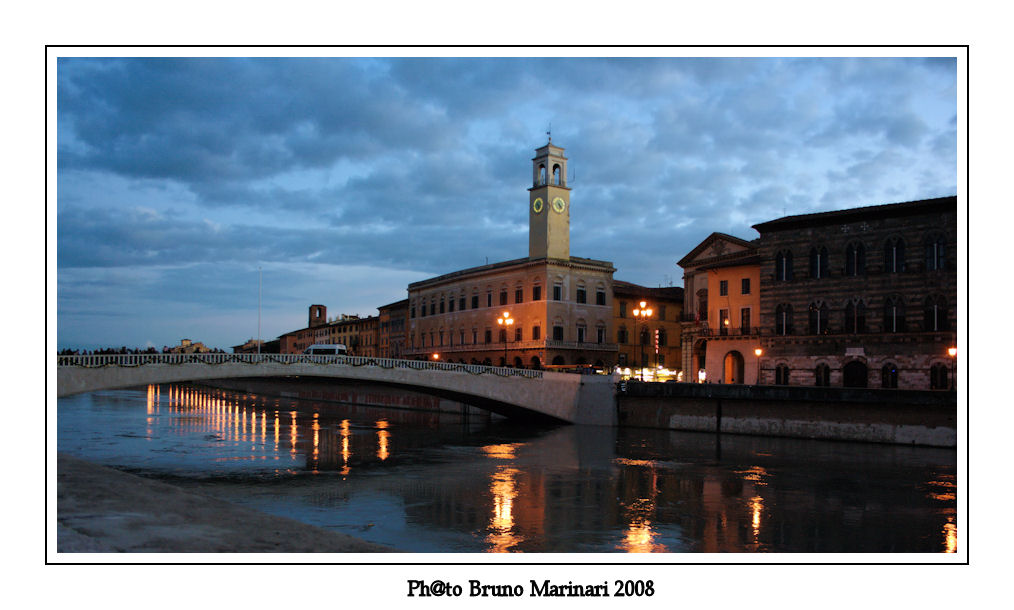 Cala la sera sui lungarni di Pisa