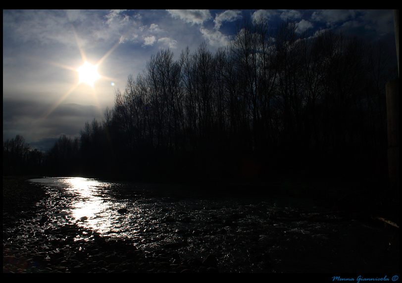 Controluce nel fiume.
